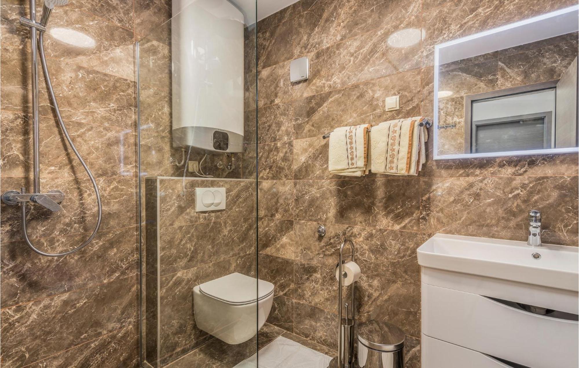 Lovely Apartment In Mali Losinj With Kitchen Zewnętrze zdjęcie